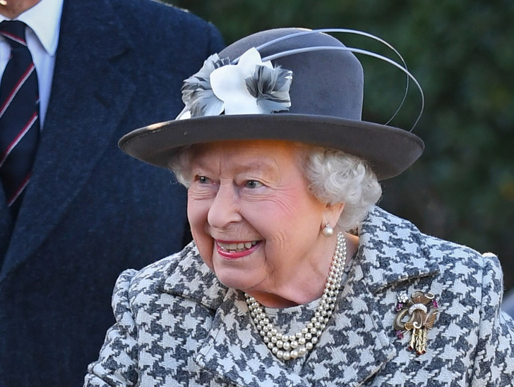 Не подала виду: Елизавета II впервые появилась на публике после соглашения с Гарри и Меган