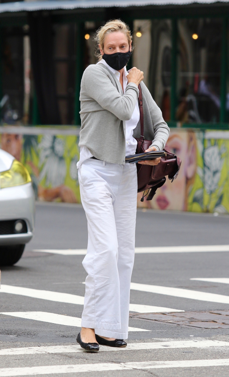 Белоснежные брюки + «кардиган секретаря»: очень редкое появление Умы Турман в Нью-Йорке