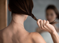 Потеряете их навсегда: 5 ошибок, которые нельзя совершать, если у вас тонкие волосы