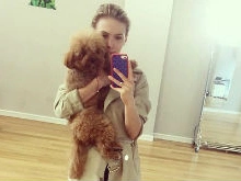 Светлана Иванова нянчит собаку Евгения Папунаишвили