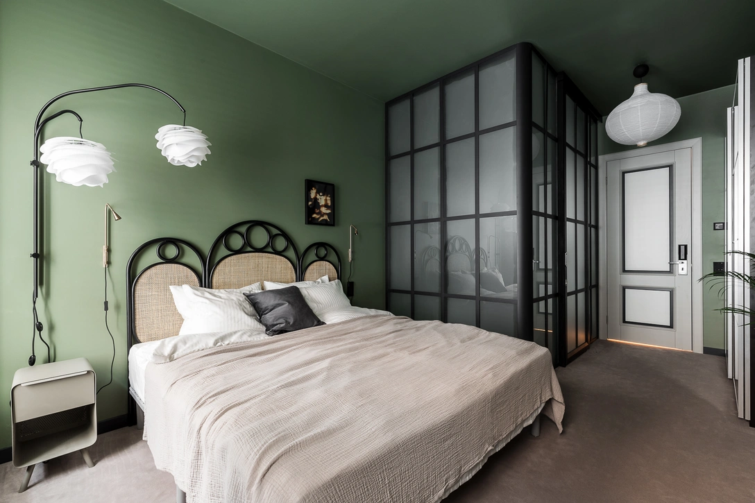 Настенный светильник, Norman Copengagen. Изголовье кровати и тумбы, все — La Redoute. | Источник: Александр Гутаковский