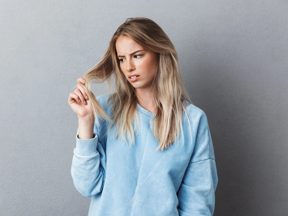 Выглядит нелепо: 5 признаков, которые выдают непрофессиональное окрашивание волос | marieclaire.ru