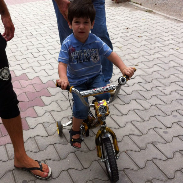 У Ролана очень хорошо получается ездить на велосипеде