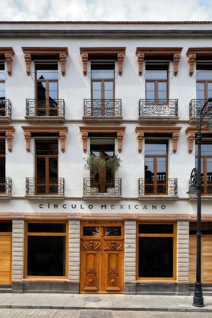 Минималистский отель в здании XIX века в Мехико