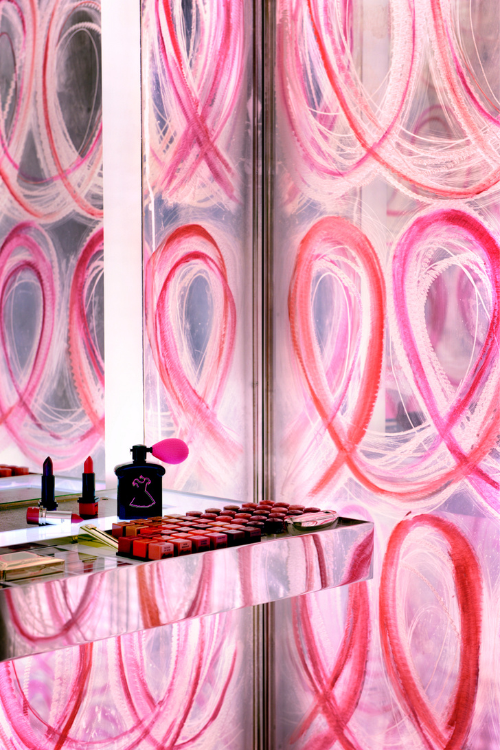 К 100-летию парижского бутика Guerlain его интерьеры обновил дизайнер Питер Марино. Туалетную комнату он украсил ярким узором, нарисованным губной помадой.