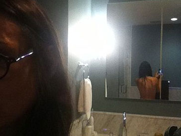 Деми Мур (Demi Moore) выложила в интернет фото топлес