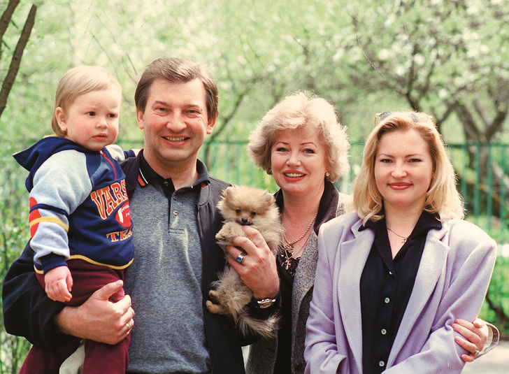 Хоккеист с супругой Татьяной, дочерью Ириной и внуком Максимом, 2000 год