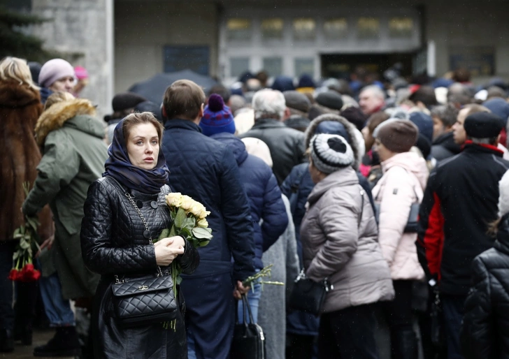 Звездные друзья и поклонники простились с Юлией Началовой в Москве