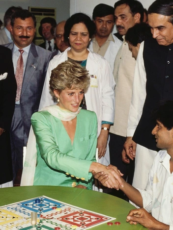 Принцесса Диана с пациентами за столом для игр в Медицинском университете короля Эдуарда, клинической больнице в Лахоре, Пакистан, сентябрь 1991