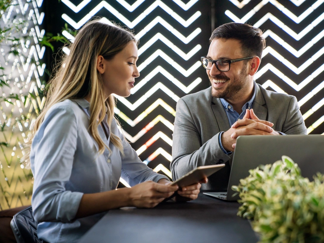 Как понять, что вы нравитесь коллеге: 5 признаков симпатии, которые вы точно упускаете | marieclaire.ru