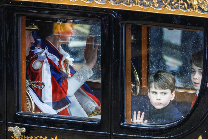 25 лучших фото с коронации Карла III: Кэти Перри делает селфи, принц Луи строит рожи, а принц Гарри скучает