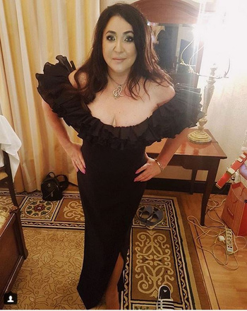 Любимым декольте звезда не изменяет