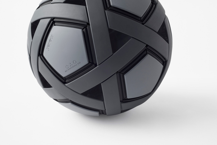 Студия Nendo спроектировала футбольный мяч-конструктор