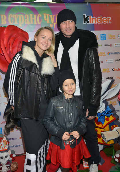 Оксана Домнина и Роман Костомаров с дочерью