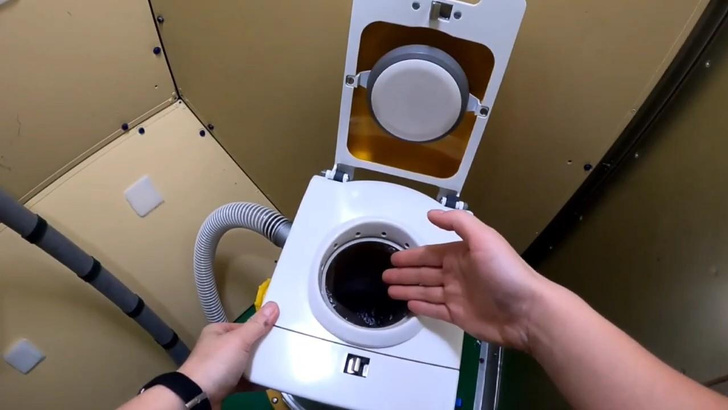 Как ходят в туалет космонавты? Рассказывает бортинженер МКС-68 Анна Кикина