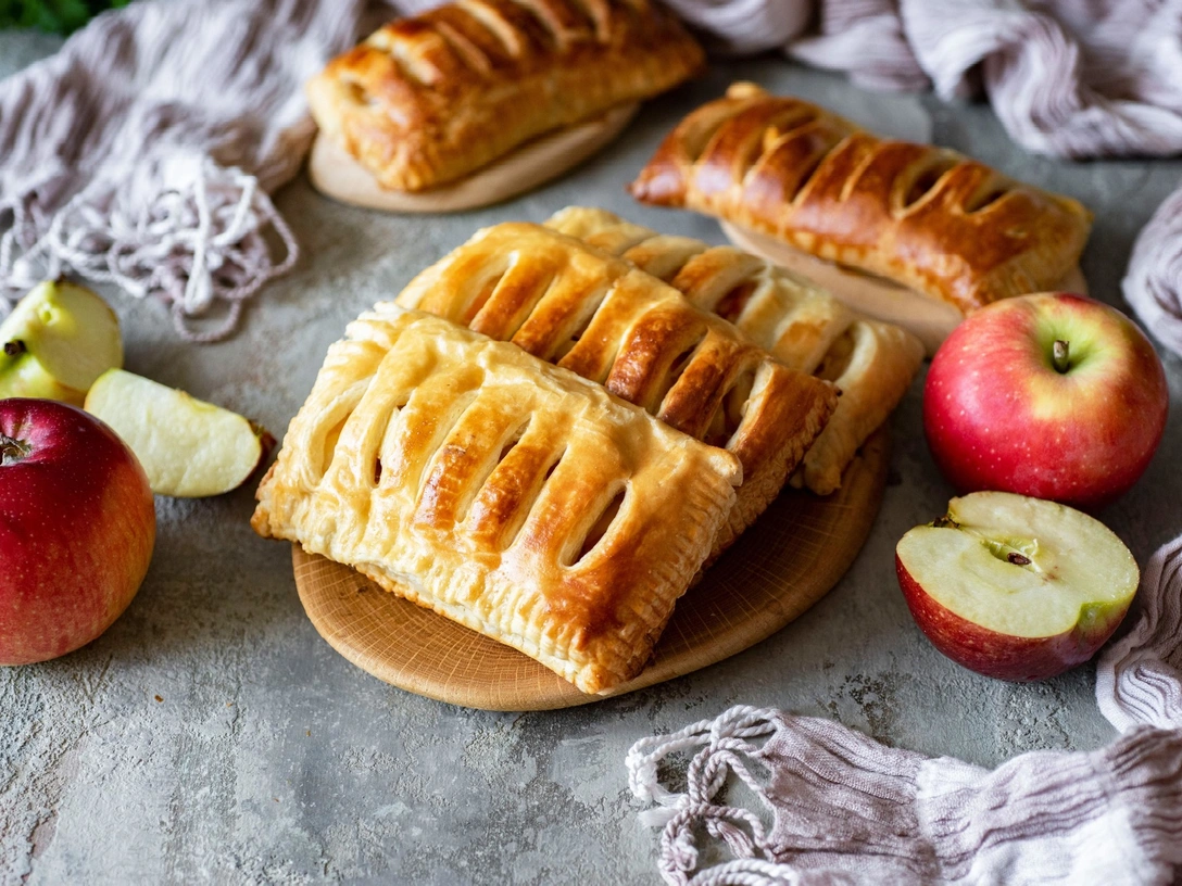 Слойки с яблоком и карамелью: идеальный рецепт выпечки, чтобы порадовать близких | marieclaire.ru