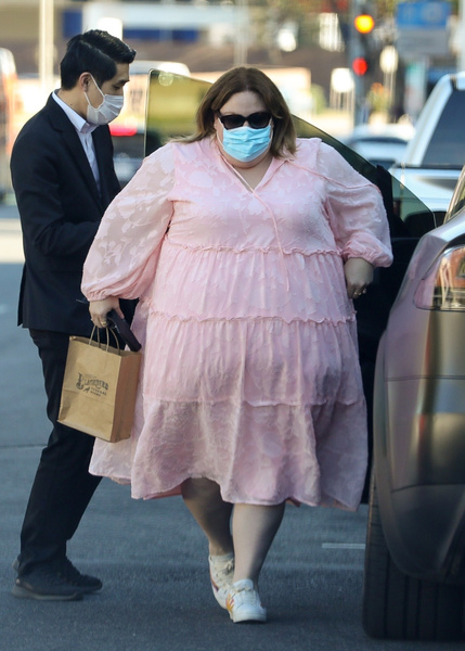 140-килограммовая Крисси Метц гуляет в «девочковом» розовом платье с рюшами