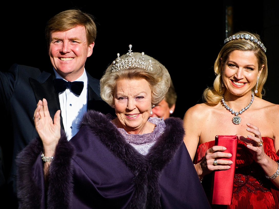 Королева Беатрикс с сыном Виллемом-Александром и его супругой Максимой, 2013 год | marieclaire.ru
