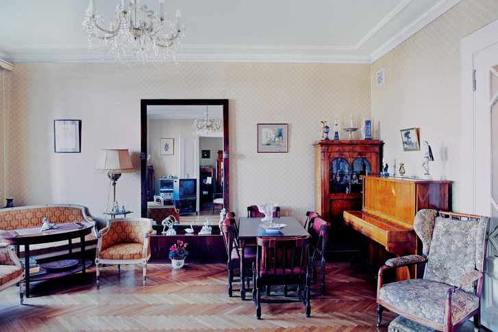 Гостиная, она же столовая. Обстановка в комнате точно такая же, как при жизни балерины. На стене — портрет хозяйки, художник Георгий Верейский.