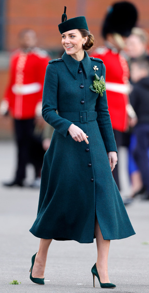 Кейт Миддлтон украсила новое пальто за 439 000 пучком увядшей зелени