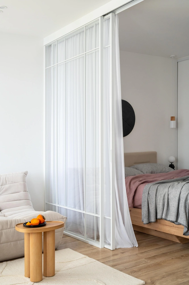 Ковер и кофейный столик, La Redoute. Стеклянная перегородка сделана на заказ, Ginterio. | Источник: Екатерина Гейц. стиль: Виктория Звонилина