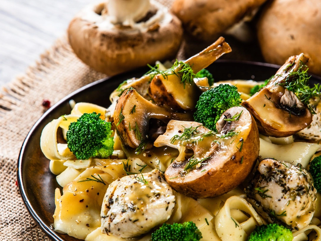 Оценят все: что приготовить из грибов на первое, второе и десерт (да, и такое бывает) | marieclaire.ru