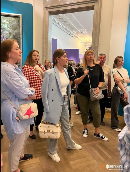 Смотрела на Врубеля, крепко держа в руках сумку Valentino: Алина Кабаева появилась на выставке в Питере