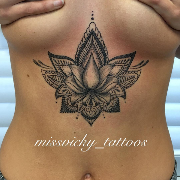 Новый тренд женских тату: татуировки под грудью!