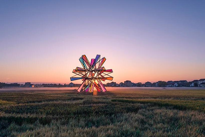 Pop Star: инсталляция из цветного стекла в Китае | Источник: Ли Вэй, Ай Сун, Ли Хао