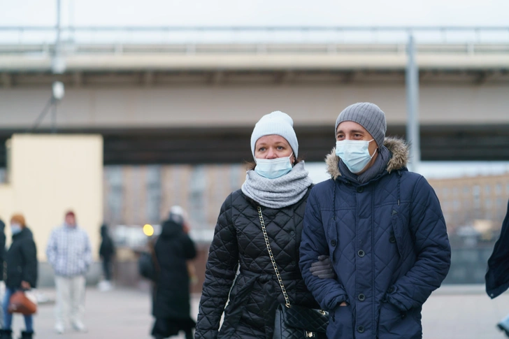 «Переболеем все»: врачи готовят к «омикронному цунами»