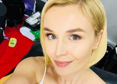 Полина Гагарина исполнила жаркий танец, надевая разные купальники