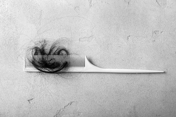 К чему снится выпадение волос по соннику