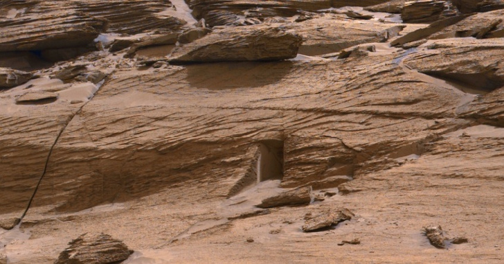 Добро пожаловать на Марс: Curiosity сфотографировал «дверь»