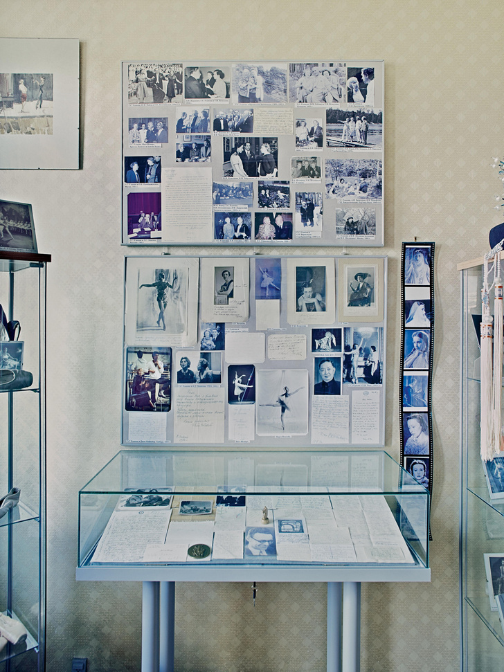 В бывшей спальне Татьяны Агафоновой хранится архив Г.С. Улановой: фотографии с репетиций и выступлений, афиши спектаклей и более 4000 писем.