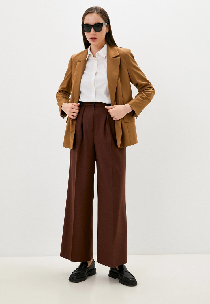 Стильная покупка на лето: 5 широких коричневых брюк, как у Кайи Гербер, от 3 000 рублей
