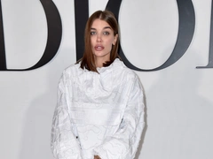 Дарья Коновалова пришла на шоу Dior с голыми ногами и в ультрамини, несмотря на температуру и насморк