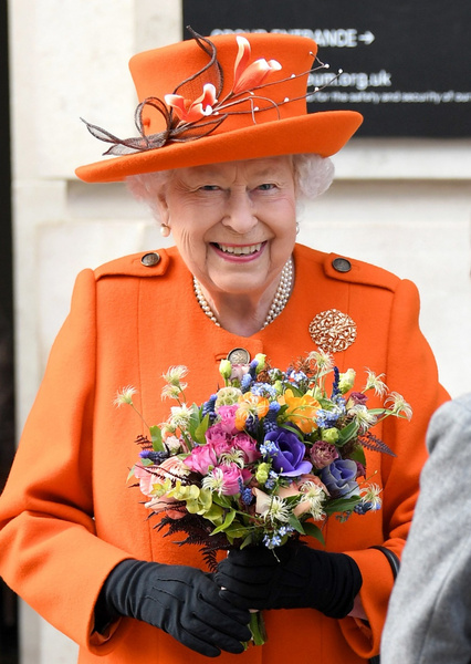 Королева Елизавета II вручила Кейт Миддлтон особую награду