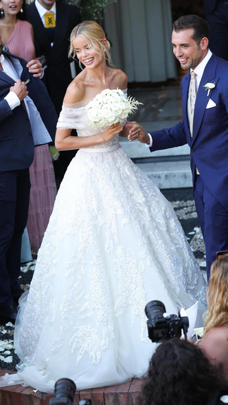 Невесты на миллион: 8 потрясающих свадебных платьев, в которых выходили замуж топ-модели