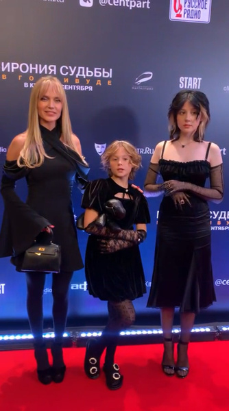 Ведьмы во плоти! Глюк’оZа с дочками появились на премьере фильма в эмо-образах