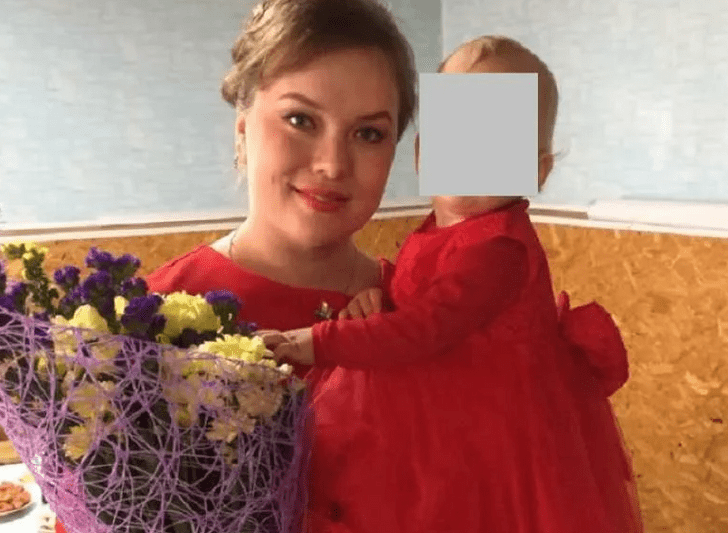 34-летняя солистка группы «Росичи» Елизавета Кутурова выпала с дочкой с 10 этажа