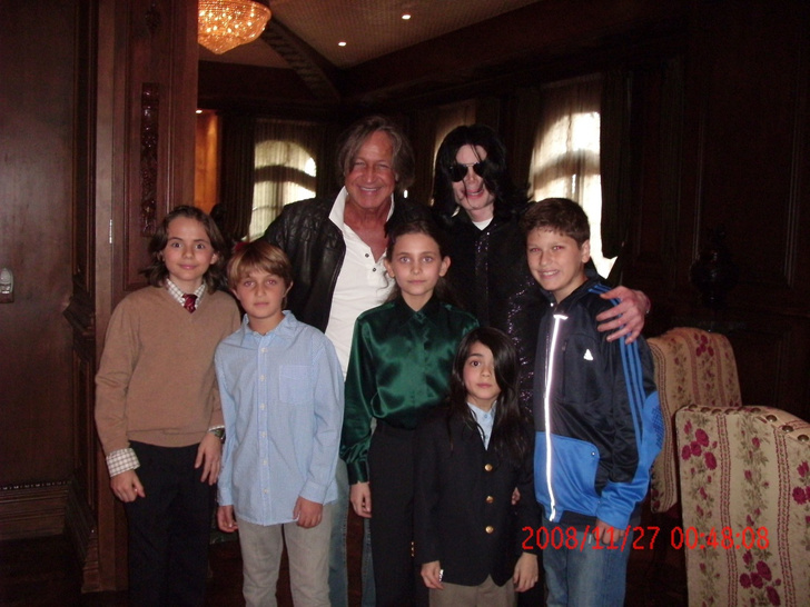 Тело Майкла Джексона было кремировано, и теперь его дети носят прах в специальных кулонах