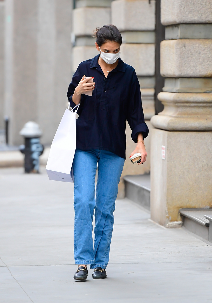 Кэти Холмс показывает, с чем носить голубые джинсы самого актуального фасона