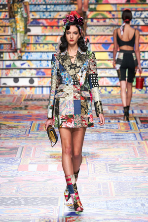Фото №7 - Яркие краски Италии и техника пэчворк на показе Dolce&Gabbana