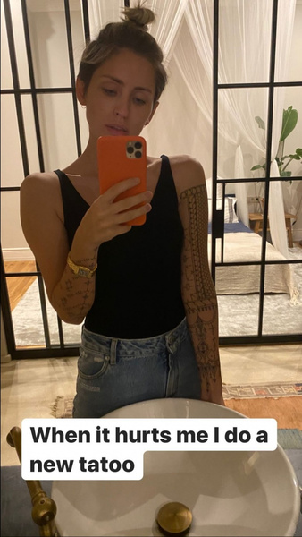 «Когда мне больно, делаю тату»: Анна Семак забила почти весь рукав многозначной татуировкой