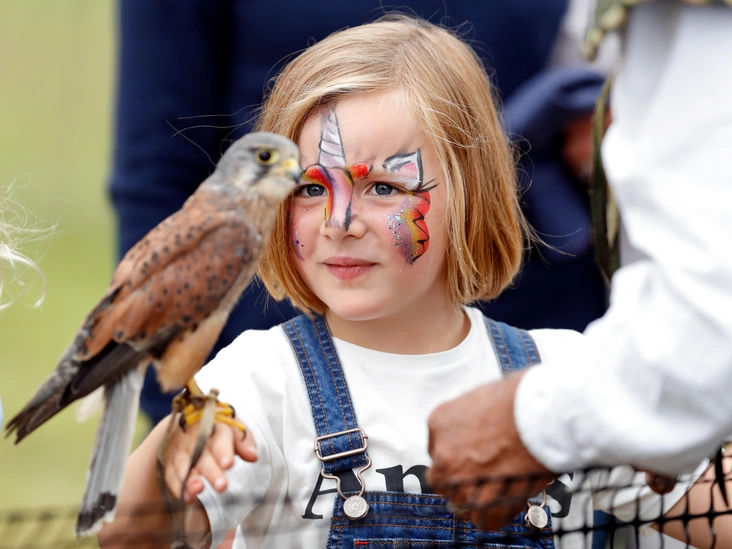 Миа Тиндолл после демонстрации соколиной охоты в Гэткомб-Парке, 4 августа 2019