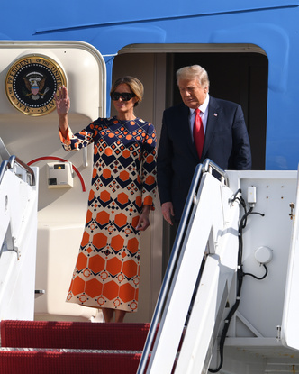 Отпускное платье Gucci и широкая улыбка: Мелания Трамп с радостью возвращается к «обычной» жизни