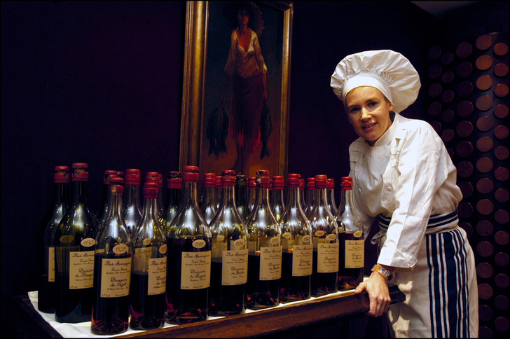 Шеф-повар парижского мишленовского ресторана Хелен с коллекцией арманьяков. Самой старой бутылке в этом собрании более 100 лет
