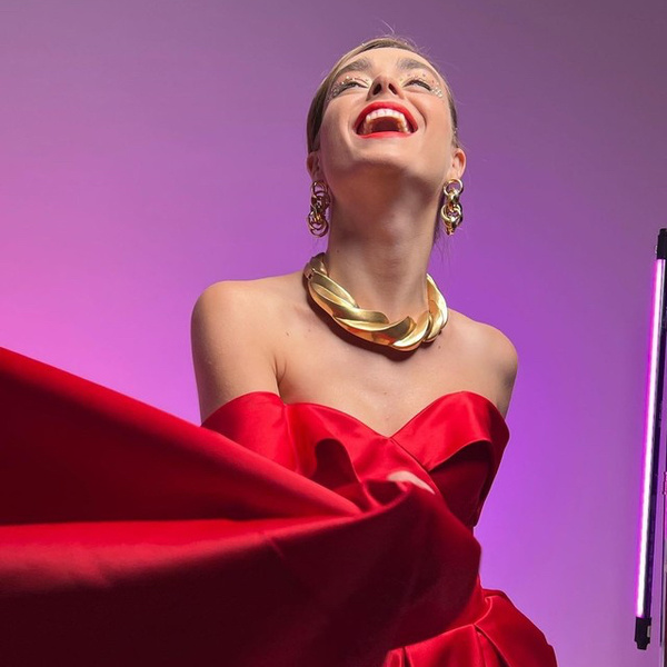 Фото №1 - Красное атласное платье и массивные цепи: Маха Горячева показала самый роскошный образ на Новый год 2022