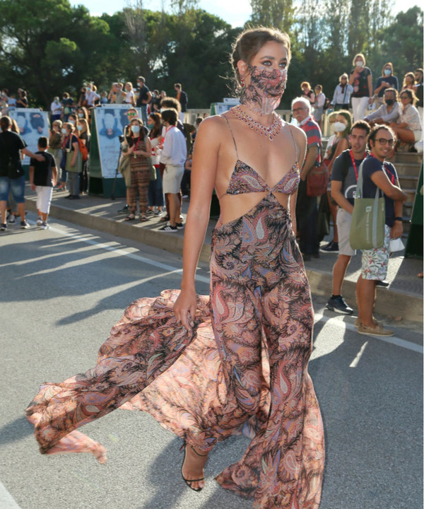 Лишь узоры на теле: топ-модель Тейлор Хилл в прозрачном платье Etro на Венецианском кинофестивале
