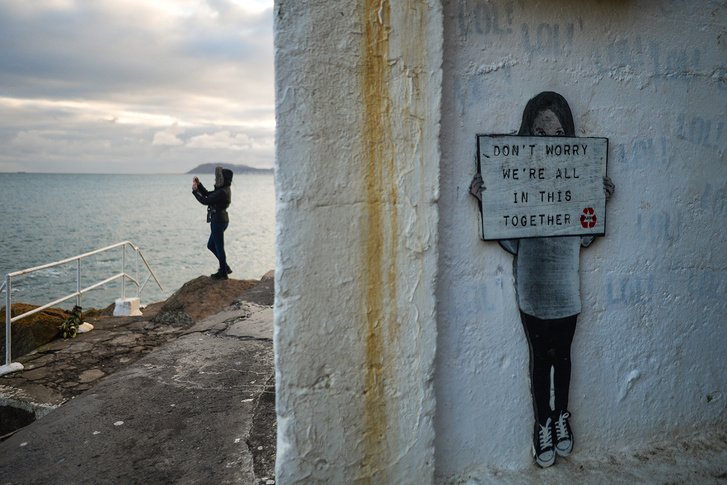 Фото №12 - Лучшие граффити про коронавирус со всего мира